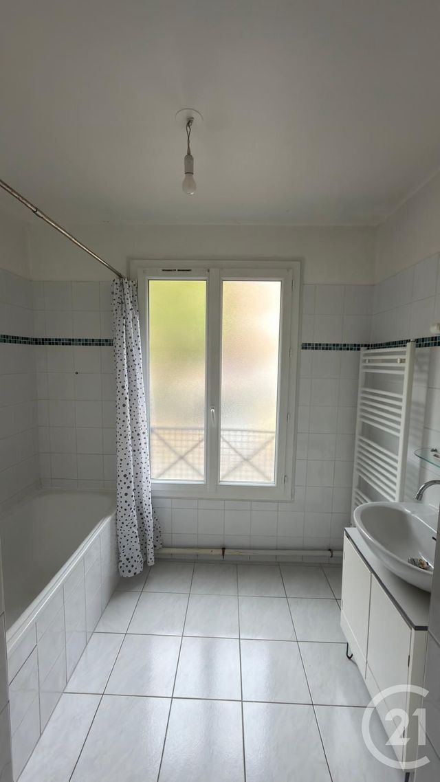 Appartement F2 à vendre - 2 pièces - 53.09 m2 - EVRY - 91 - ILE-DE-FRANCE - Century 21 Eureka